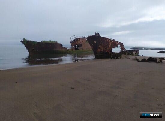 Порт Невельска избавляют от останков судов